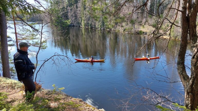 Melojia keväisellä järvellä.