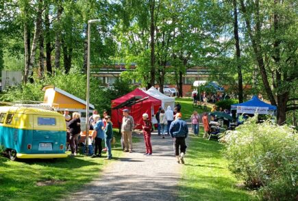 Yleisöä markkinakojuilla Lyylinpuistossa järjestetyssä Kevätkarkeloilla.