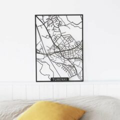 Vanerista valmistettu Turengin kartta makuuhuoneen seinällä.