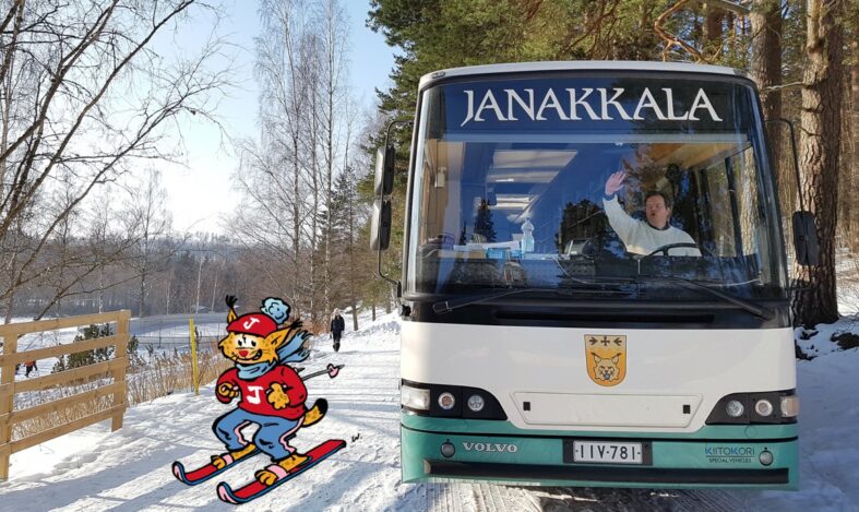 Kirjastoauto talvisessa maisemassa vierellään piirroskuva hiihtävästä The Ilveksestä.