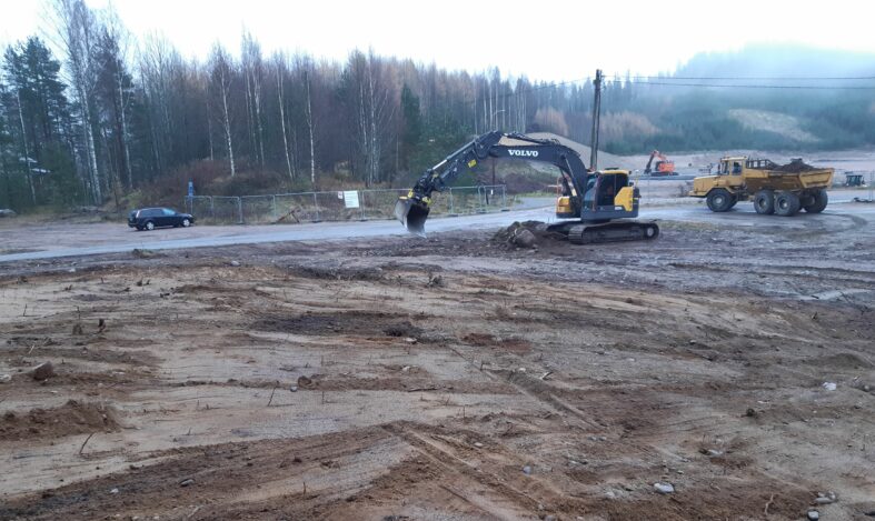 Työkoneita Hakamäen urheilukentän parkkipaikan maanrakennustöissä.