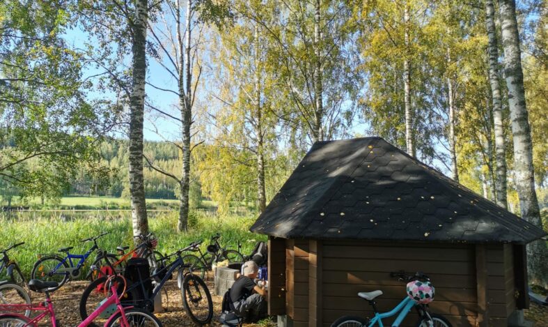 Polkupyöriä Harvialan laavulla