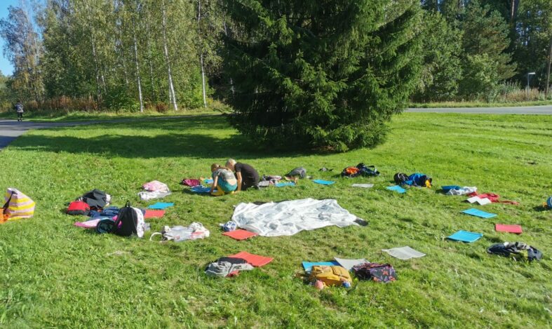 Luontokoulun välineitä nurmella.