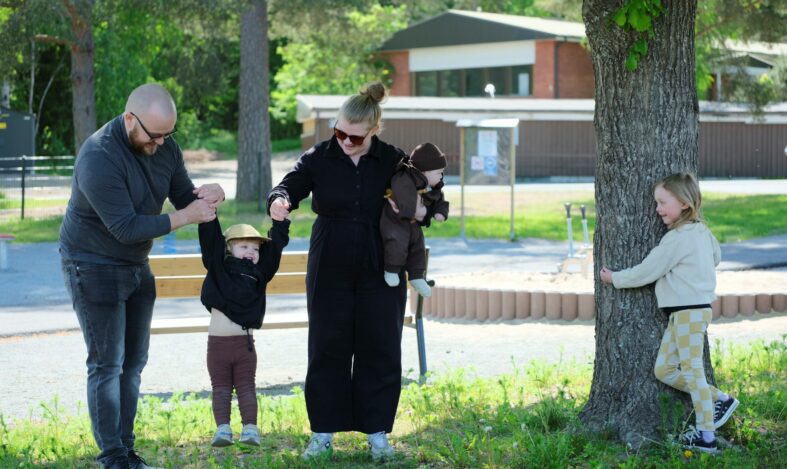 Perhe ulkoilee yhdessä.