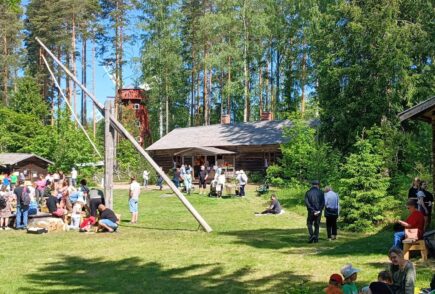 Kesänavaustapahtumassa on paljon ihmisiä Laurinmäen aurinkoisella museopihalla.