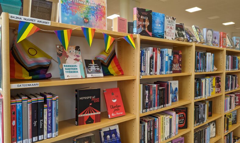 Sateenkaarihylly lippukoristeineen pääkirjaston nuorten aikuisten osastolla.
