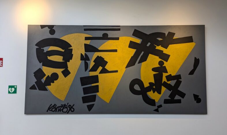 Howard Smithin Glyffi-taideteos pääkirjaston aulan seinällä.