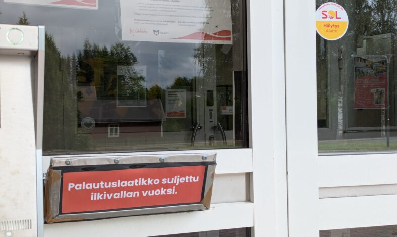 Kiinniteipattu palautuslaatikko pääkirjaston edessä.