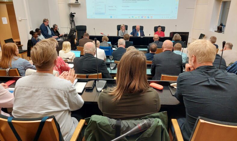 Valtuutettuja valtuustosalissa.