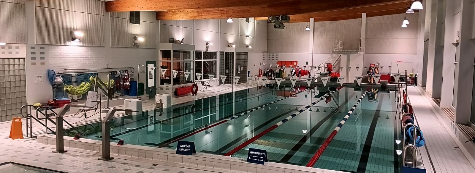 Tervakosken uimahalli, kuva allastilasta jossa näkyy isoallas ja osa opetusaltaasta