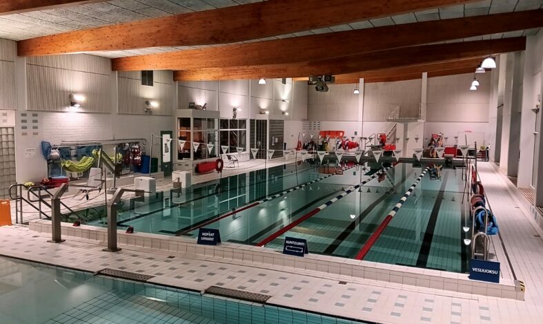 Tervakosken uimahalli, kuva allastilasta jossa näkyy isoallas ja osa opetusaltaasta
