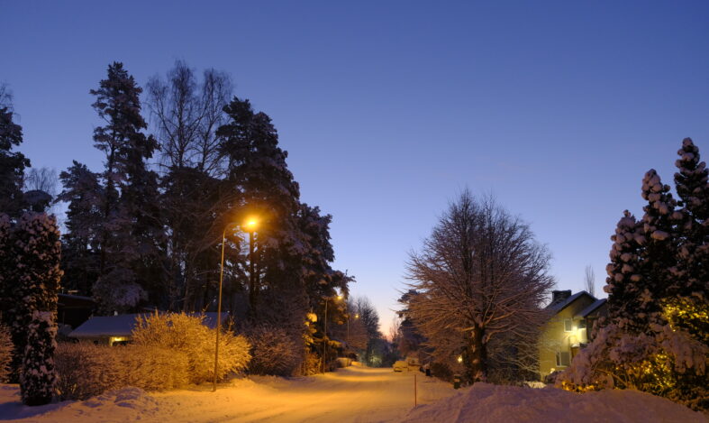 Luminen katu iltahämärässä.