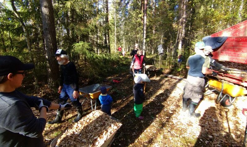 Talkoolaisia luontopolun teossa.