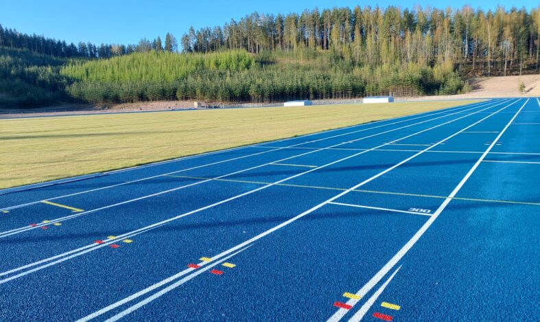 Kuva Hakamäen urheilukentässä, kuvassa näkyy juoksuratoja ja keväistä nurmikenttää