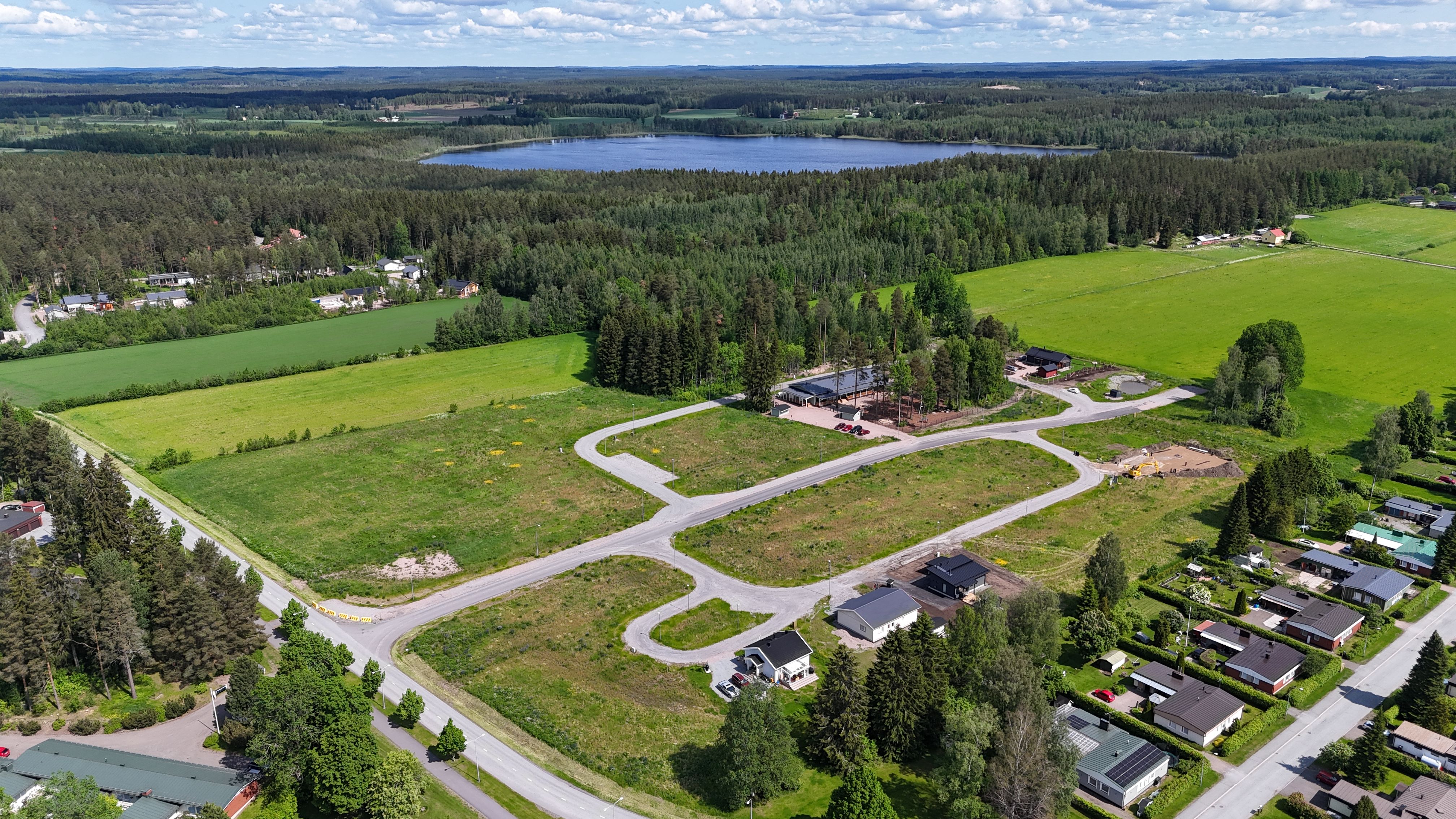 Ilmakuva Moision asuinalueesta, taustalla Lastujärvi.