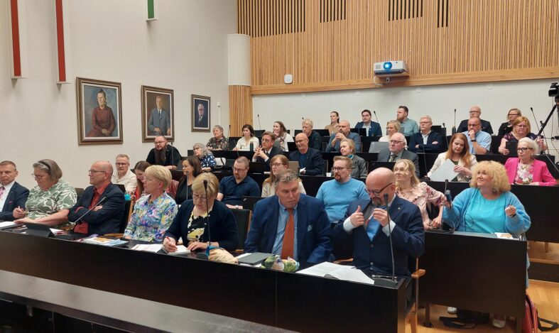 Valtuutetut kokouksessa valtuustosalissa.