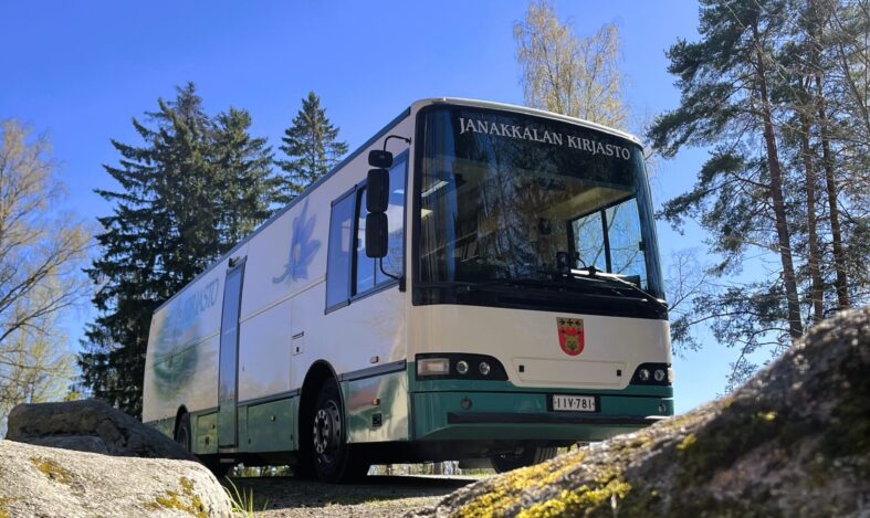 Janakkalan kirjastoauto aurinkoisella säällä