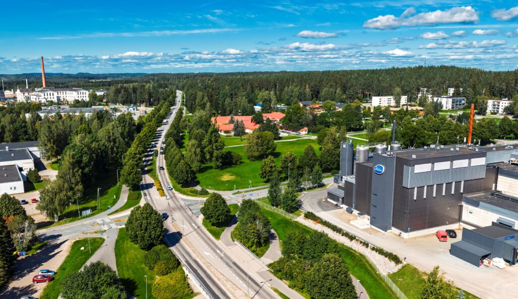 Ilmakuva, jossa näkyy Valion tehdas Turengissa.