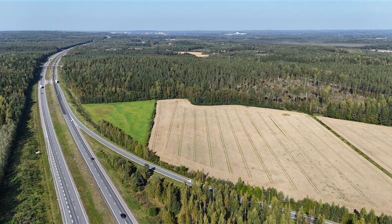 Moottoritie halkoo peltomaisemaa Kanssissa.