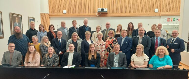 Ryhmäkuva kunnanvaltuuston jäsenistä 2025.