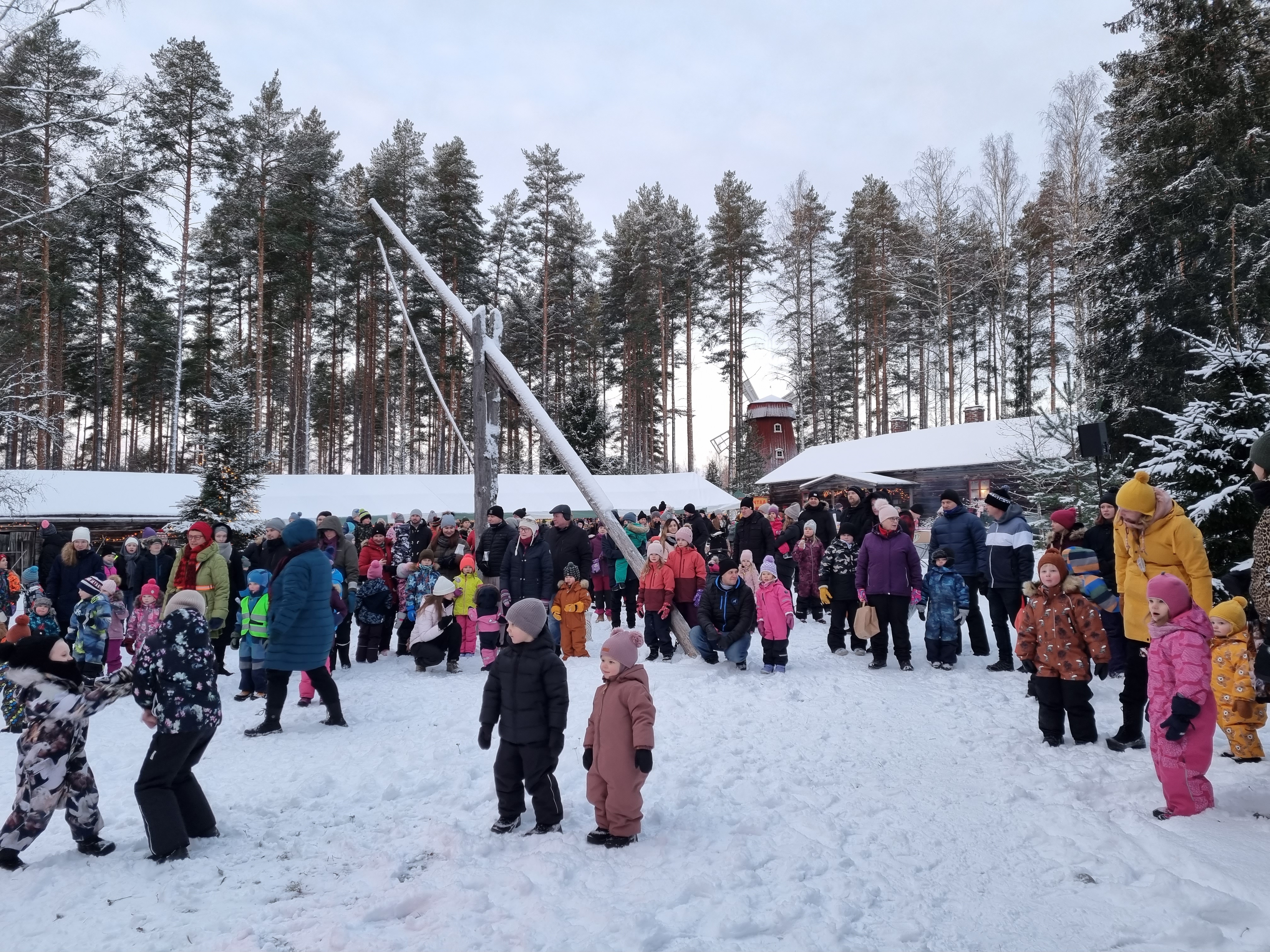 People at the Christmas market at Laurinmäki museum area.