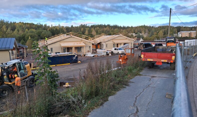 Pientalojen rakennustyömaa.