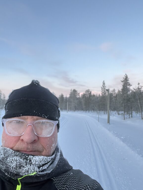 Mika Silvennoinen pakkasessa hiihtämässä.