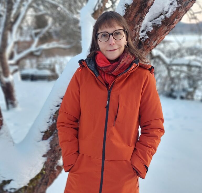 Viestintäpäällikkö Leena Joutsenniemi talvisella pihalla.