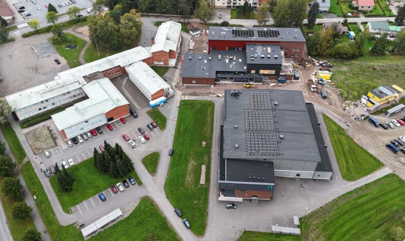 Ilmakuva, jossa liikuntahalli ja koulu.
