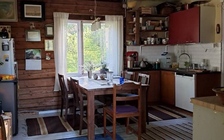 vanhan talon kodikas keittiö.