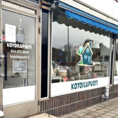 Kotoilupuoti-liikkeen julkisivu. Lasinen ovi ja isot lasiset ikkunat, joissa lukee Kotoilupuoti. Ikkunassa myös kuva talosta.
