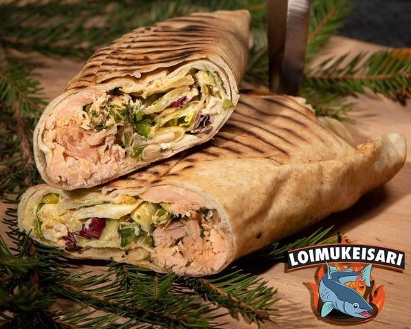 Kaksi loimulohella täytettyä rieskarullaa pöydällä.