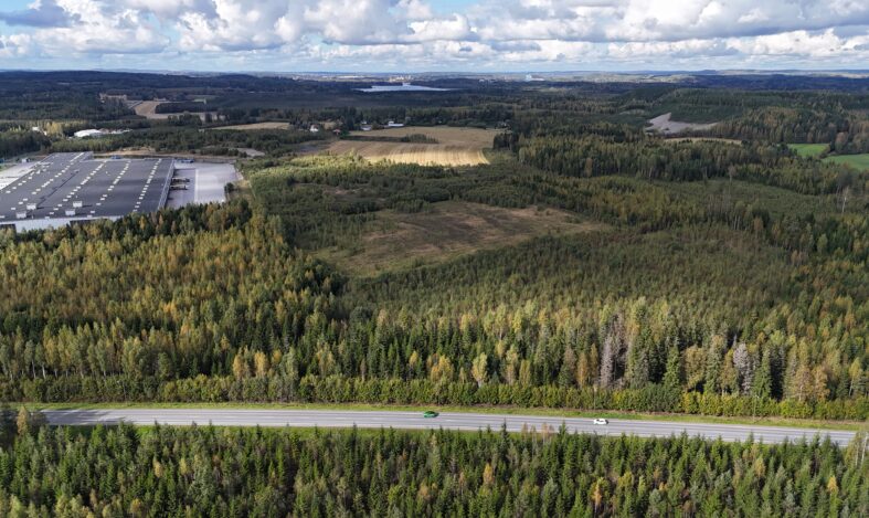 Ilmakuva Rastikankaan yritysalueelta tyhjältä tontilta.