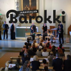 Janakkalan Barokin logo ja taustalla kuva kirkon sisältä, ihmisiä kirkon penkeissä, esiintyjiä alttarilla.
