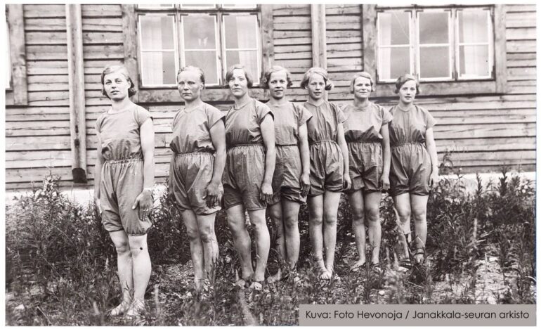 Naisia 1930-luvulla jumppapuvussa nuorisotalolla.