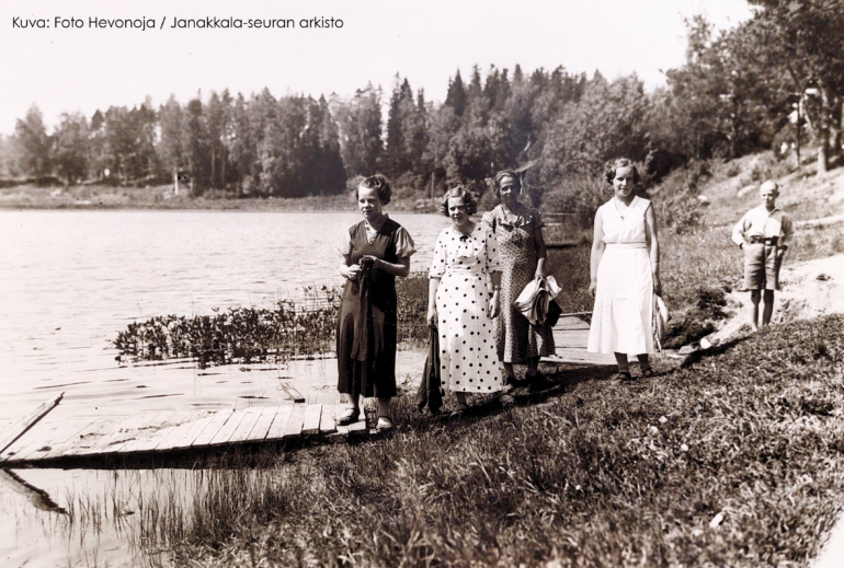 Vanha mustavalkoinen kuva jossa naisia ja lapsia järven rannalla