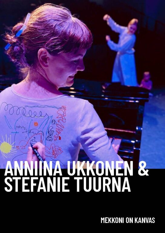Nainen puolilähikuvassa takaa päin kuvattuna. Hänellä on yllään valkoinen mekko, johon on piirretty tusseilla ja joku kuvan ulkopuolella olevan piirtää lisää. Nainen hymyilee levästi ja katsoo sivulle. Taustalla näkyy toinen valkomekkoinen nainen.